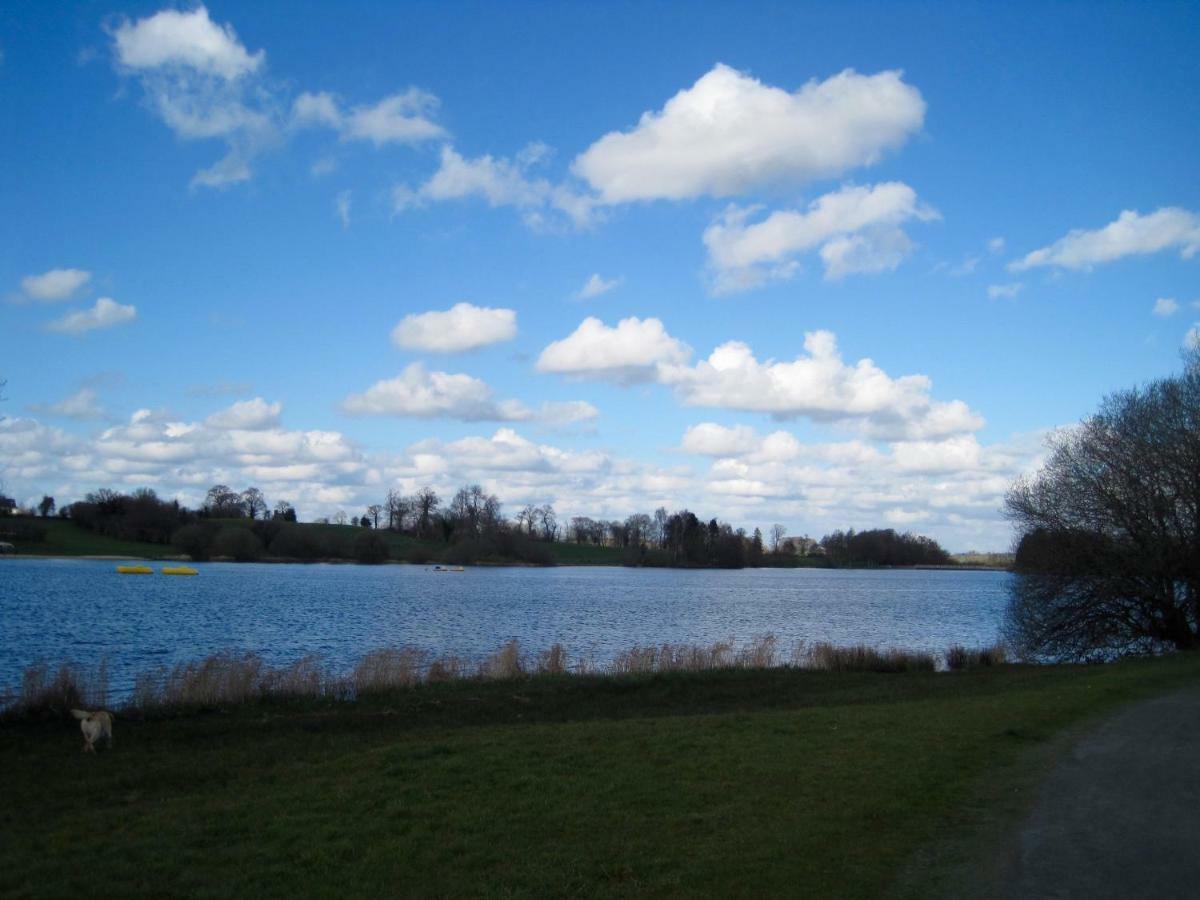 Le Bouddha Du Lac Saint-Germain-de-Tallevende Luaran gambar